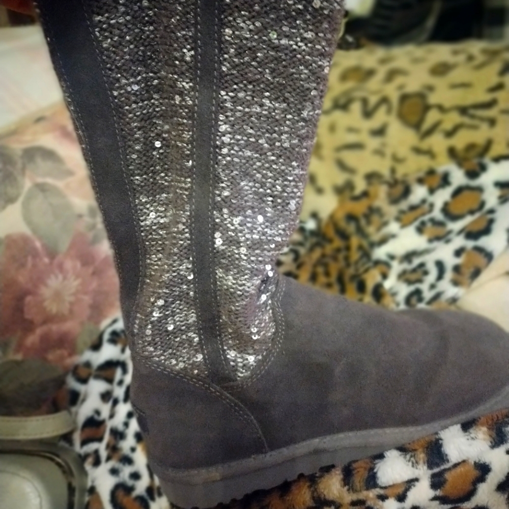 Ugh boot mid length boot in charcoal gray with sequence sweater accent size 5